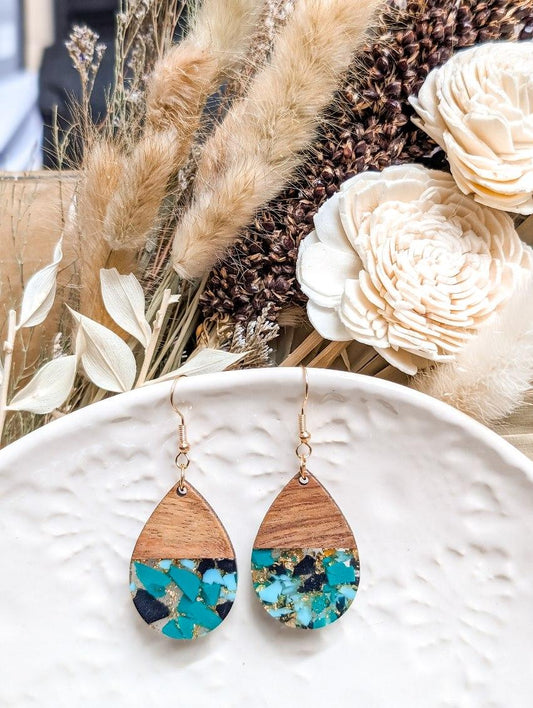 Wunderschöne Holz- und Harz-Ohrringe in Mint und Schwarz