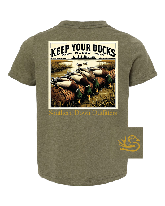 Ducks in a Row Kleinkind Southern Down Outfitters Kurzarm-T-Shirt