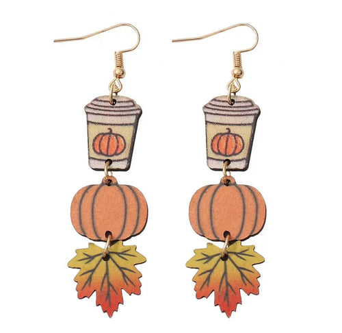 Entzückende Holzohrringe mit Kürbis-Gewürz-Kaffee für den Herbst