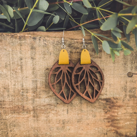 Wunderschöne Ohrhänger aus Holz in Blattform