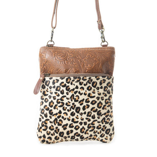 Dynamische Tasche aus Leopardenfell
