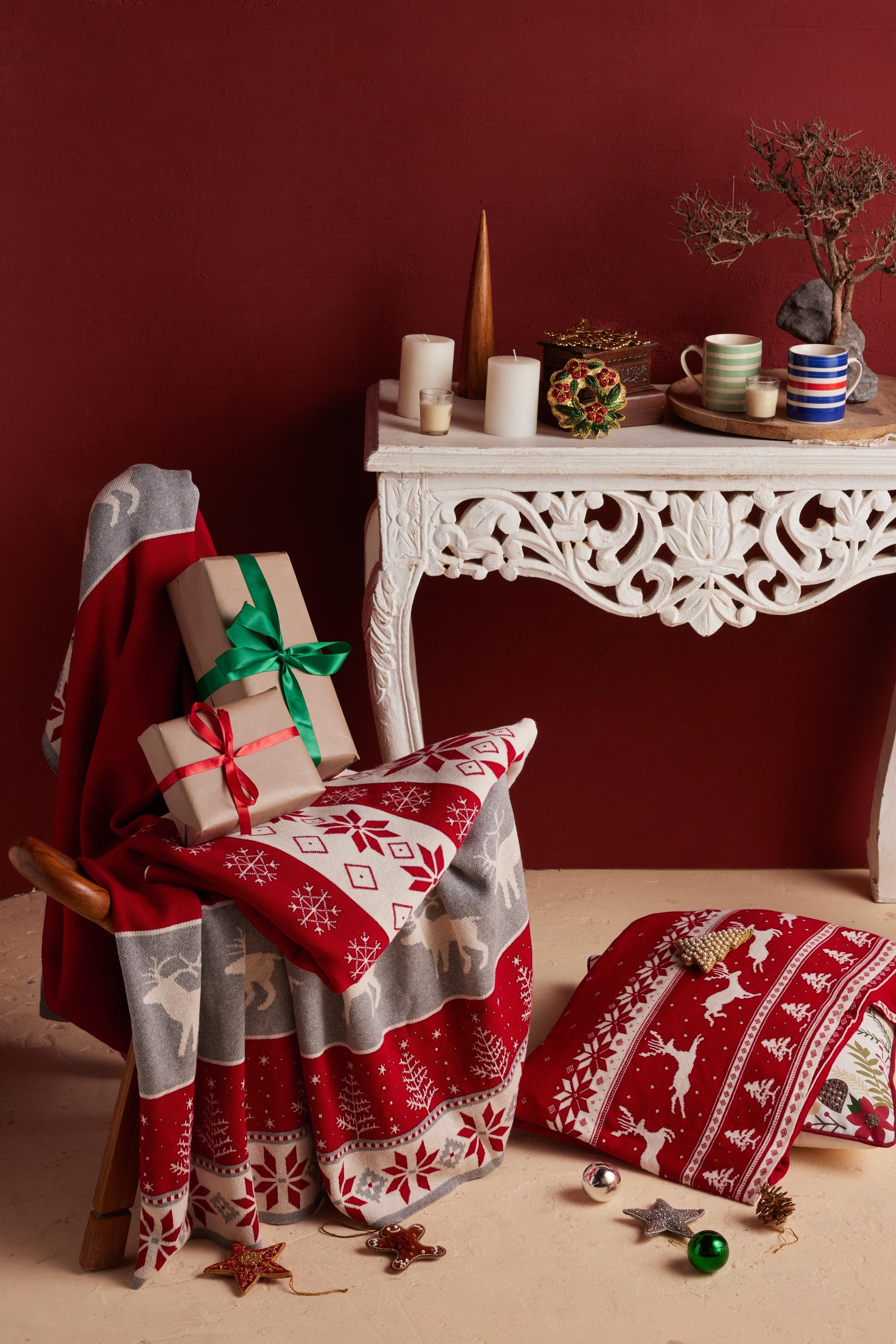 Reindeer In A Row Throw
