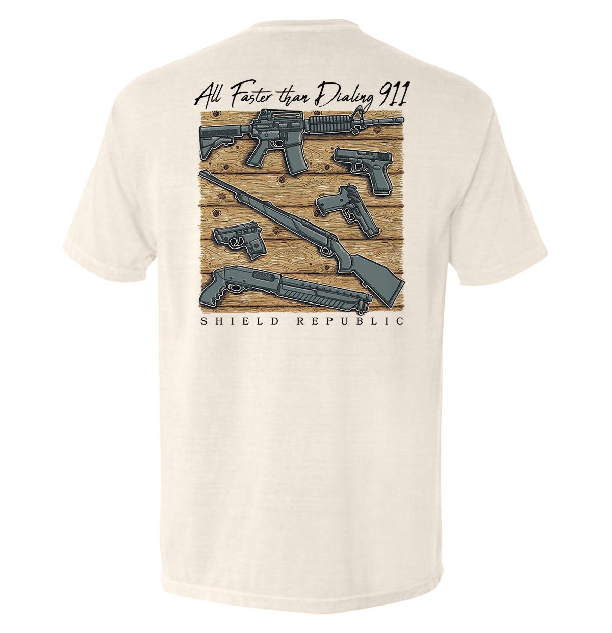All Faster than Dialing 911 T-Shirt mit Brusttasche