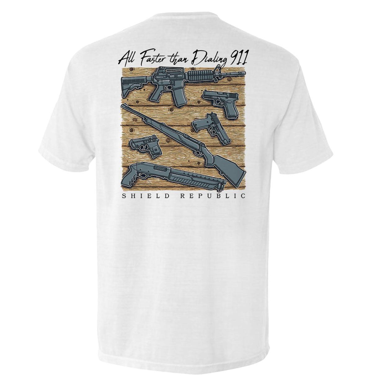 All Faster than Dialing 911 T-Shirt mit Brusttasche