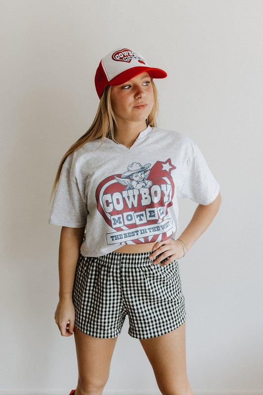 Cowboy Motel Raw Cut V-Ausschnitt Grafik-T-Shirt